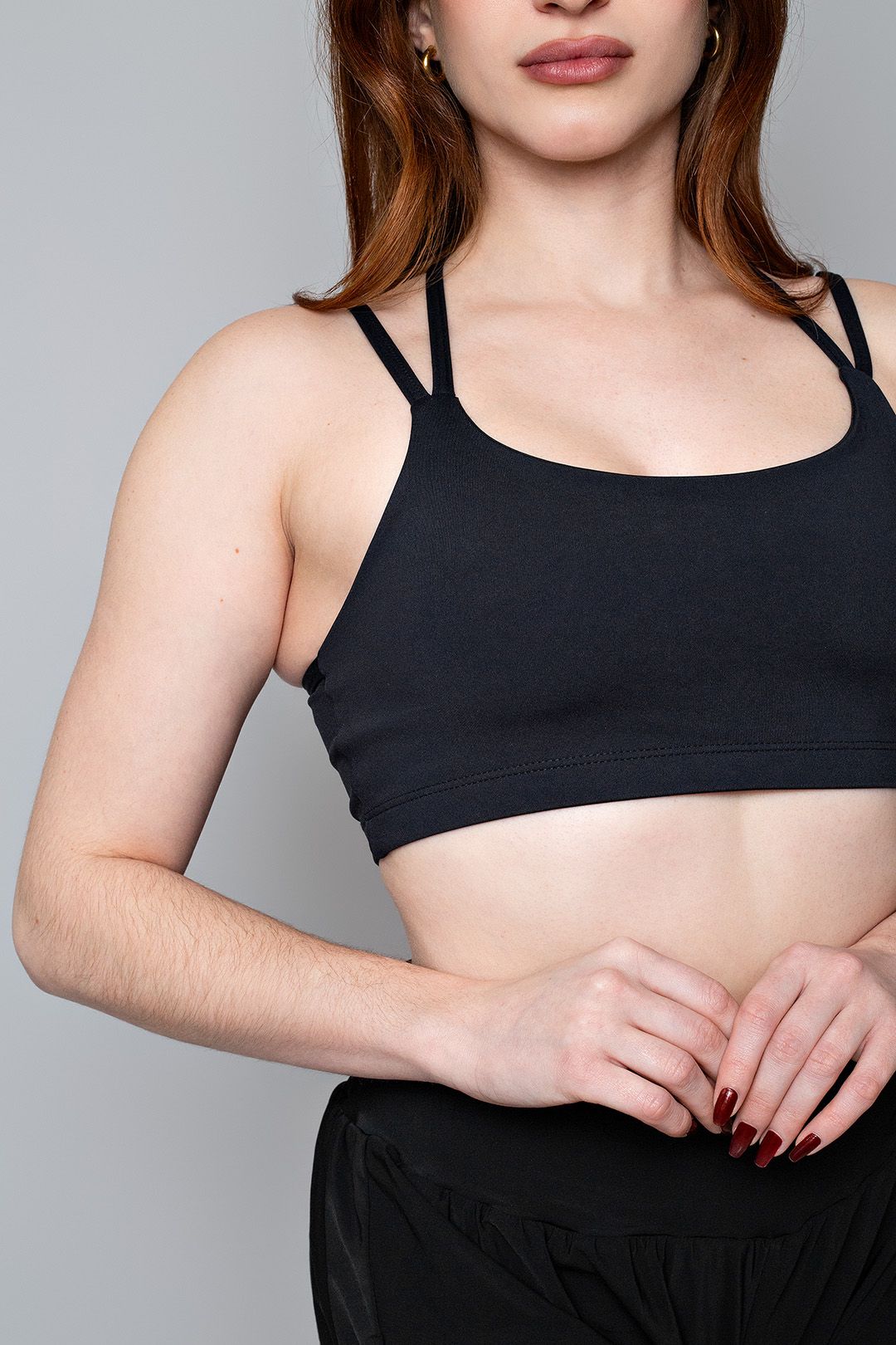 Top Preto Fitness com Alça Cruzada nas Costas