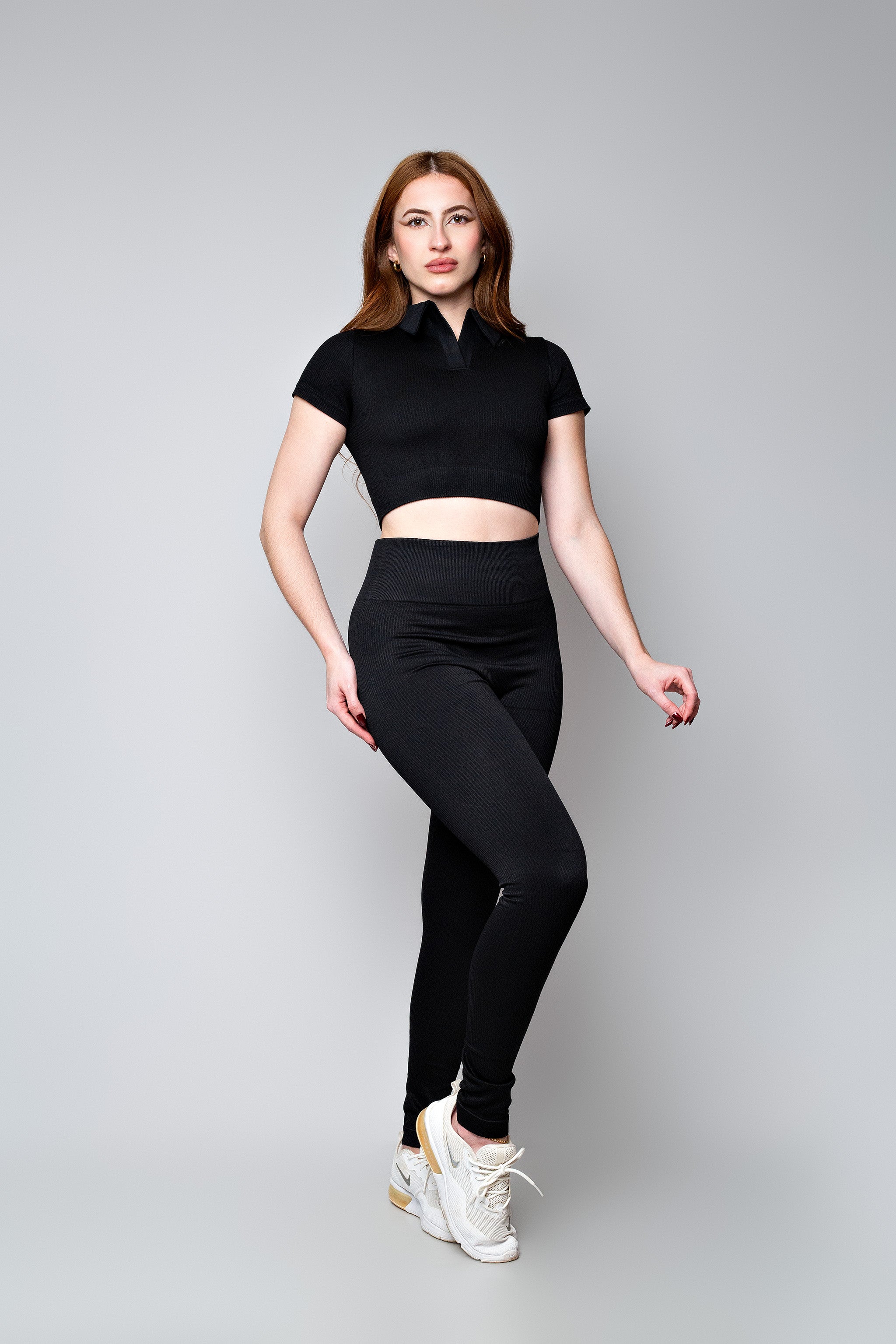 Conjunto Preto Fitness com Polo Cropped e Legging