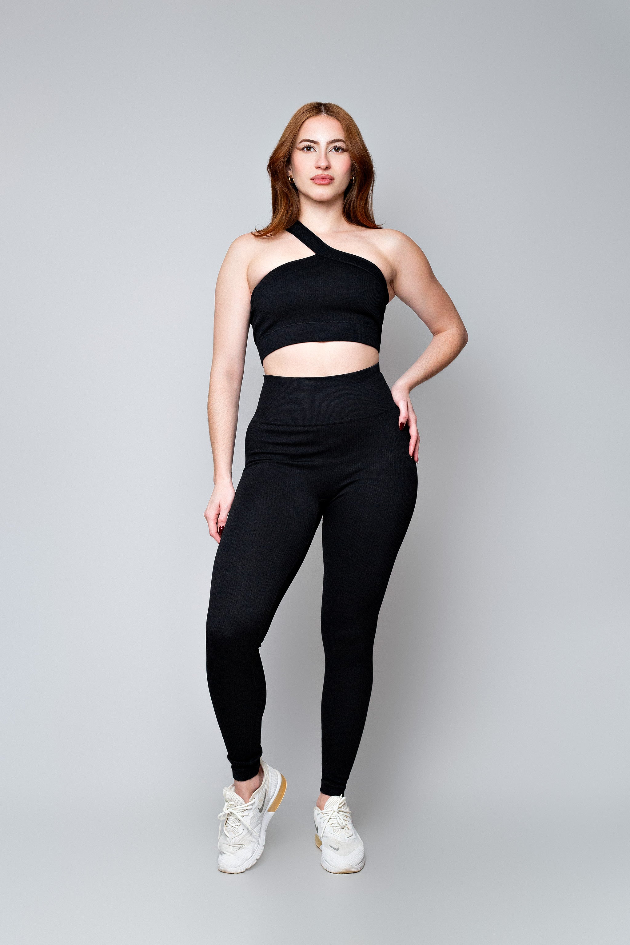 Conjunto Preto Fitness com Top Assimétrico e Legging